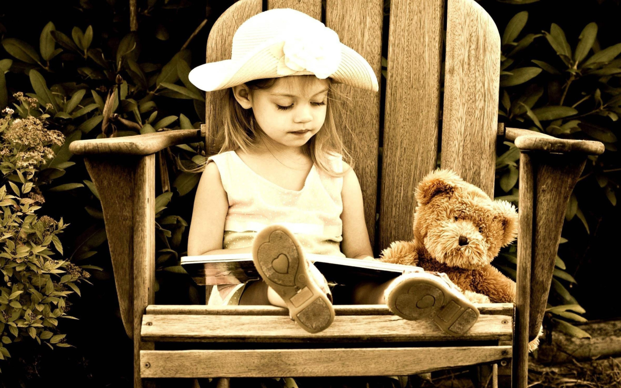 Sfondi Little Girl Reading Book 1280x800