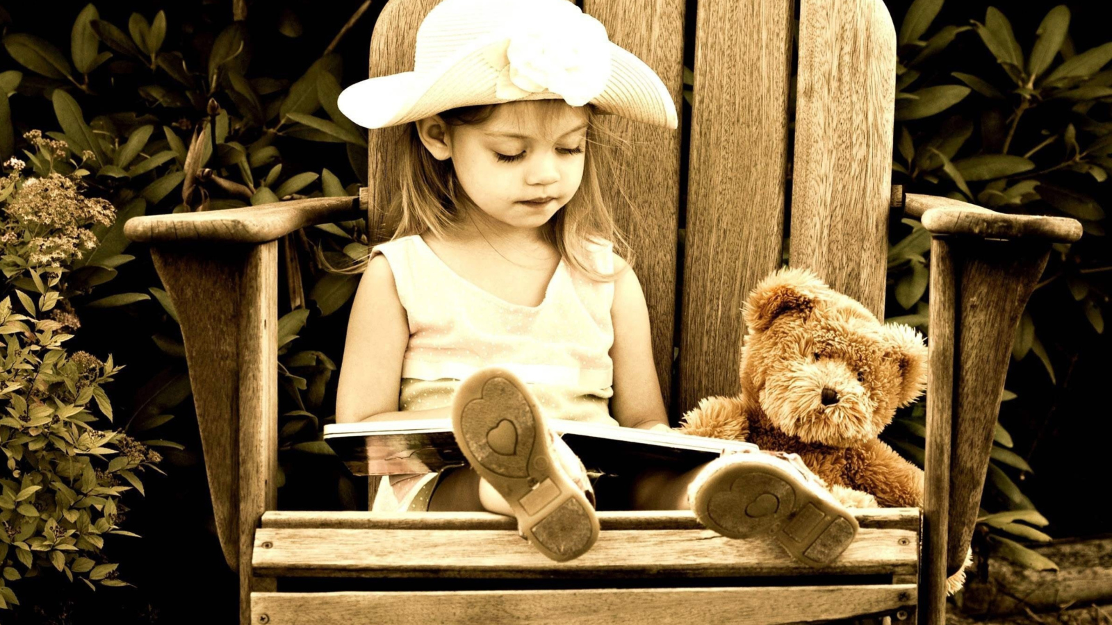 Fondo de pantalla Little Girl Reading Book 1600x900