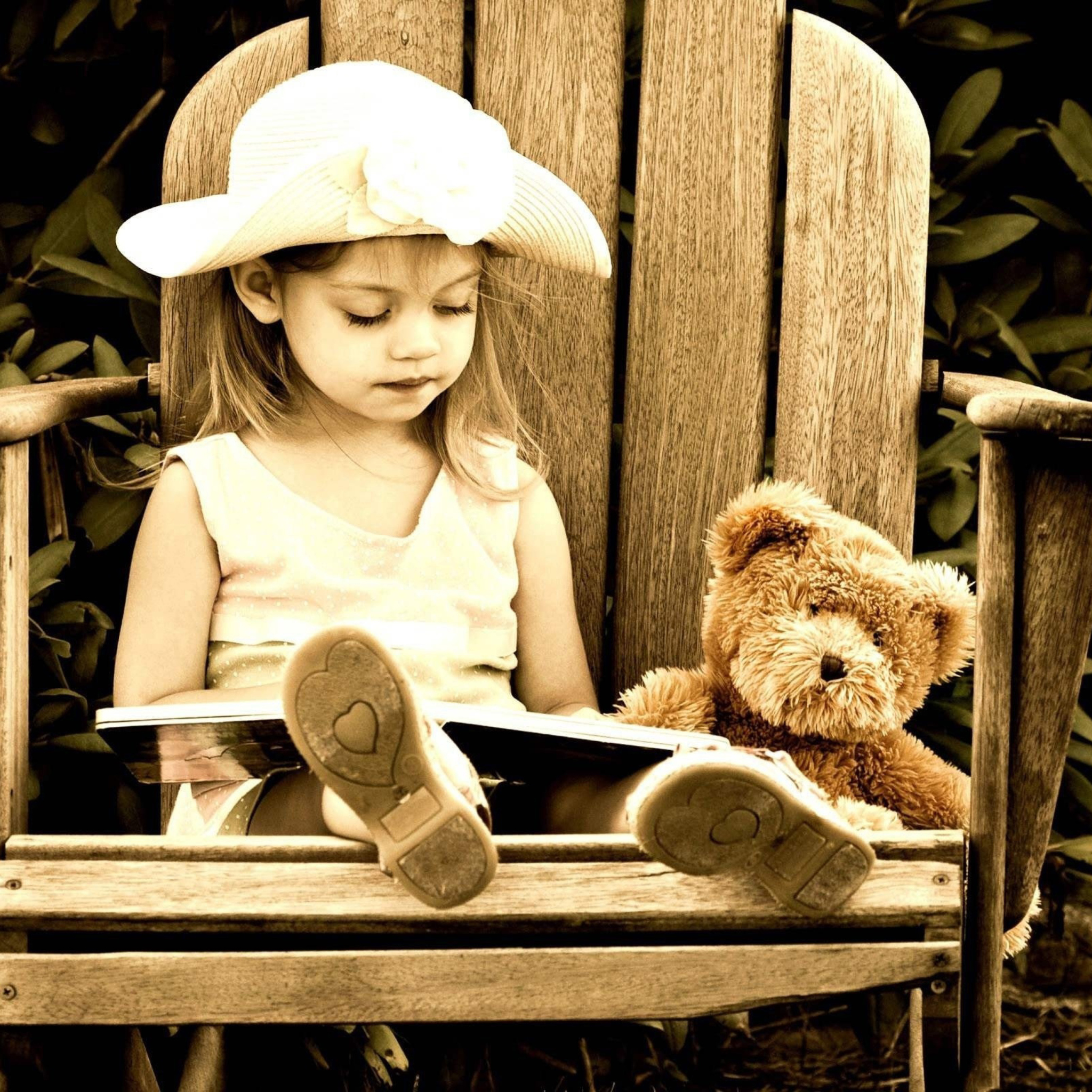 Das Little Girl Reading Book Wallpaper 2048x2048