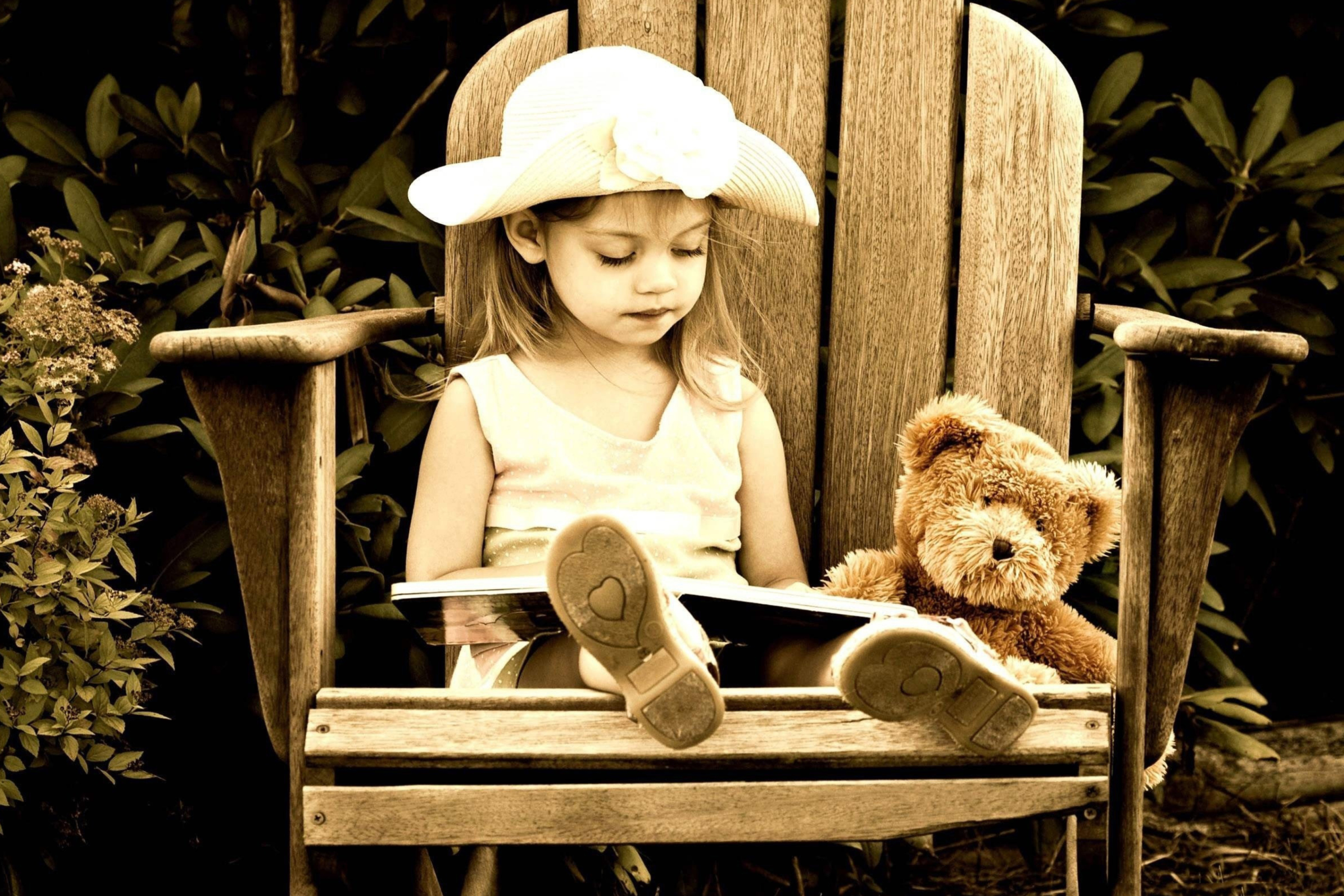 Fondo de pantalla Little Girl Reading Book 2880x1920