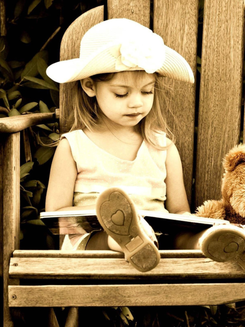 Das Little Girl Reading Book Wallpaper 480x640