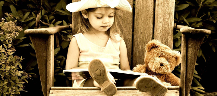Das Little Girl Reading Book Wallpaper 720x320