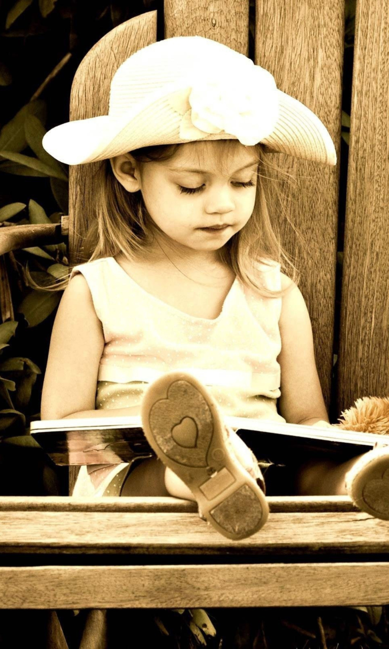 Screenshot №1 pro téma Little Girl Reading Book 768x1280