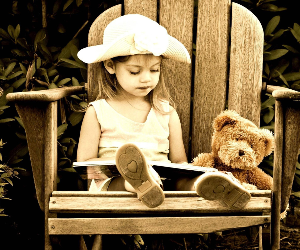Das Little Girl Reading Book Wallpaper 960x800
