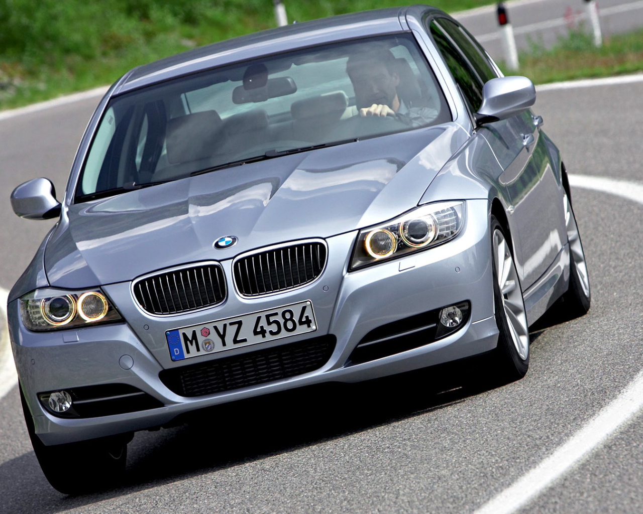 Screenshot №1 pro téma BMW 3 Series E90 325i 1280x1024