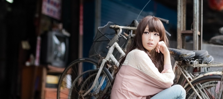 Sfondi Cute Asian Girl With Bicycle 720x320