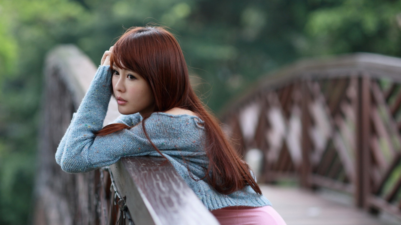 Cute Asian Girl Looking Lonely wallpaper 1600x900