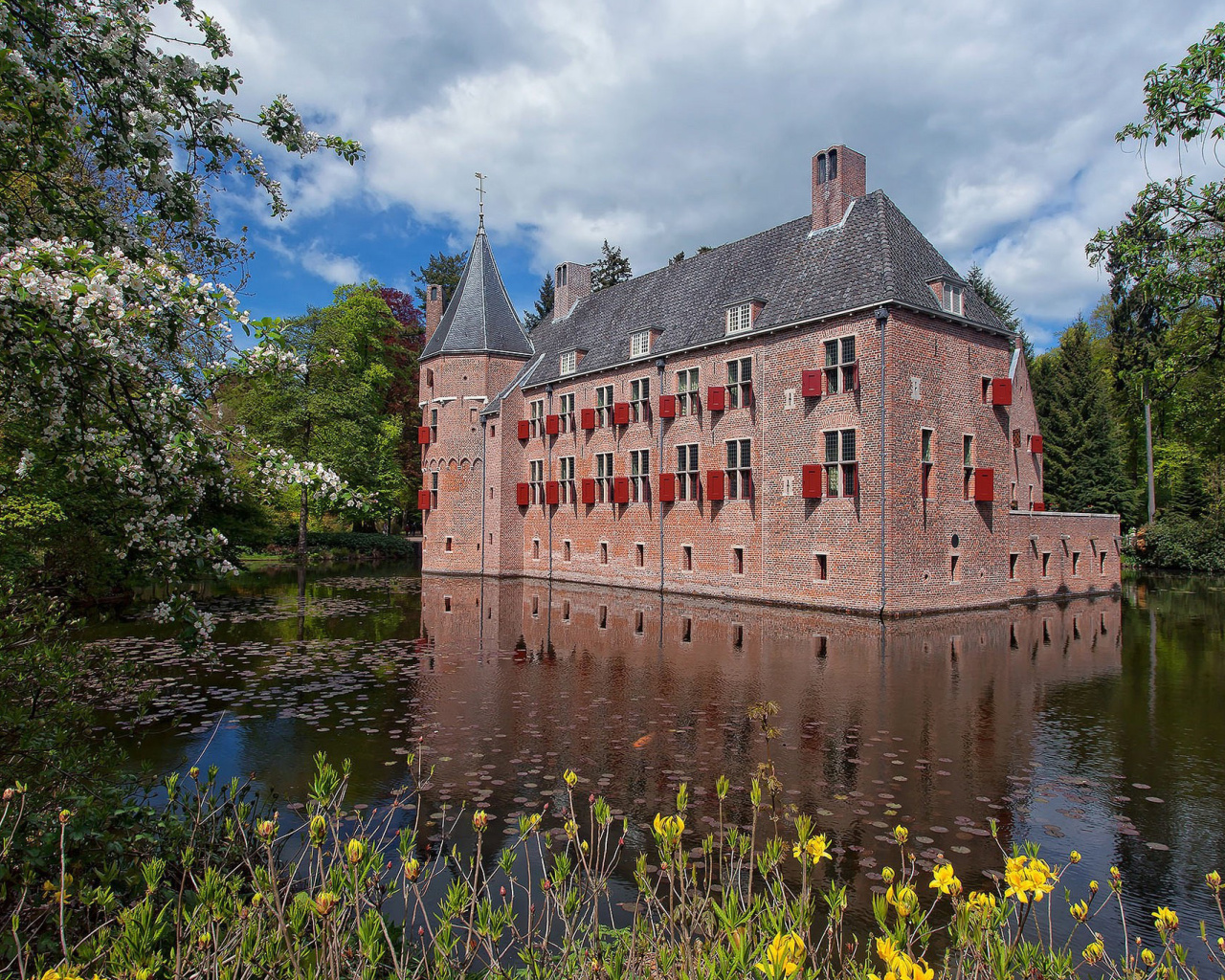 Oude Loo Castle in Apeldoorn in Netherlands wallpaper 1280x1024