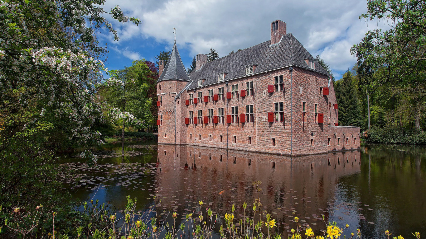 Fondo de pantalla Oude Loo Castle in Apeldoorn in Netherlands 1366x768