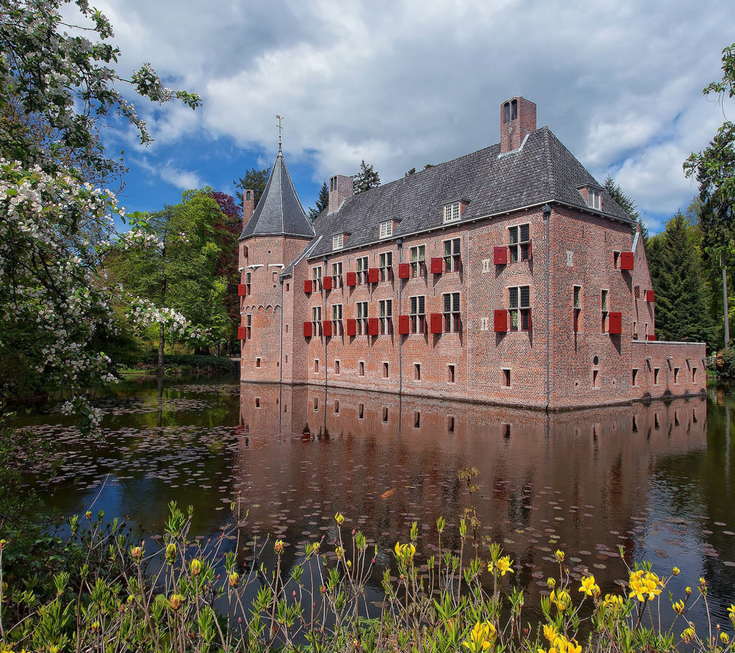 Oude Loo Castle in Apeldoorn in Netherlands wallpaper 1440x1280