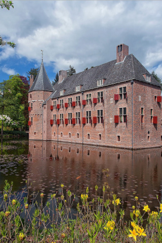 Обои Oude Loo Castle in Apeldoorn in Netherlands 320x480