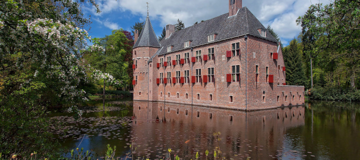 Oude Loo Castle in Apeldoorn in Netherlands wallpaper 720x320