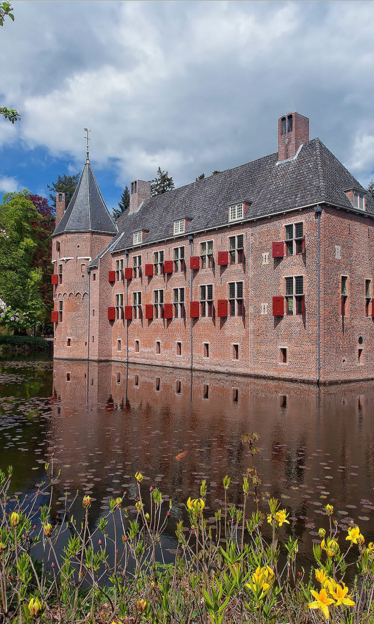 Fondo de pantalla Oude Loo Castle in Apeldoorn in Netherlands 768x1280