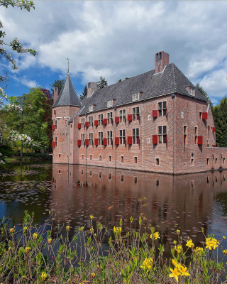 Oude Loo Castle in Apeldoorn in Netherlands Background for 240x320
