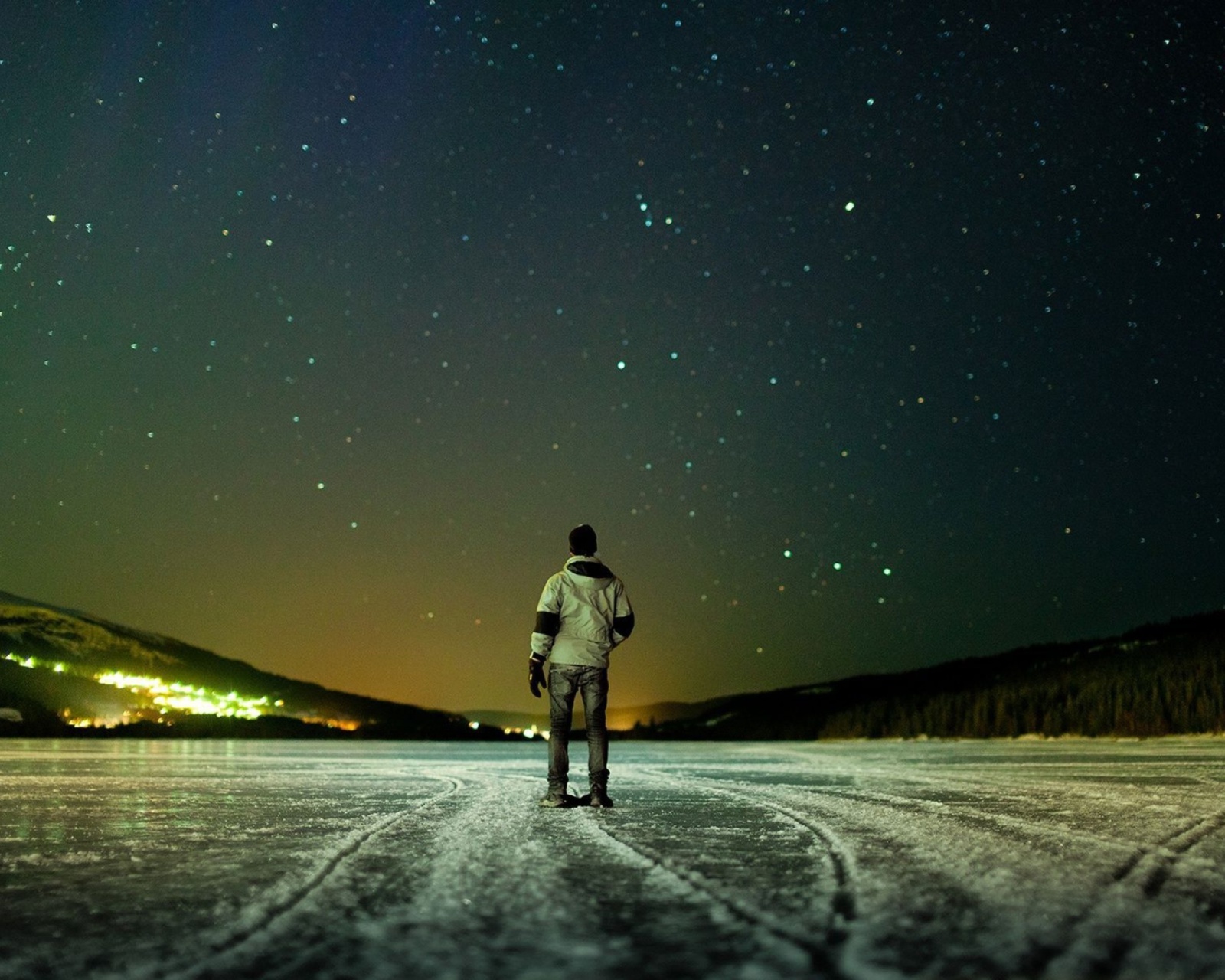 Winter landscape under the starry sky wallpaper 1600x1280