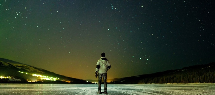 Winter landscape under the starry sky wallpaper 720x320