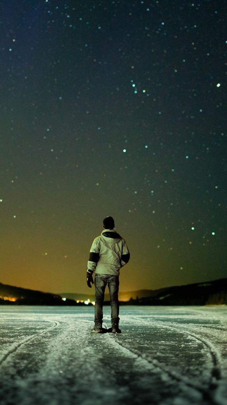 Fondo de pantalla Winter landscape under the starry sky 750x1334