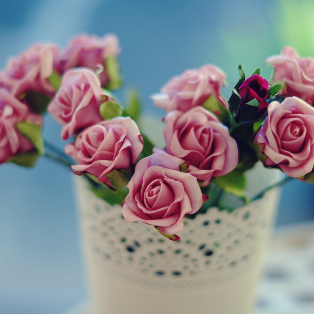 Обои Beautiful Pink Roses In White Vintage Vase 1024x1024
