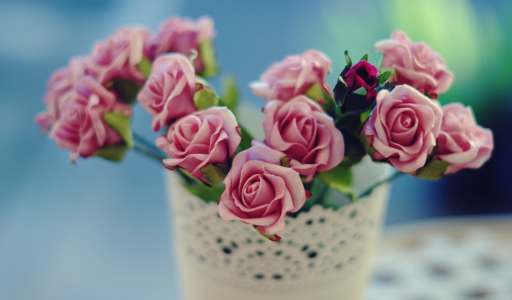 Beautiful Pink Roses In White Vintage Vase screenshot #1 1024x600