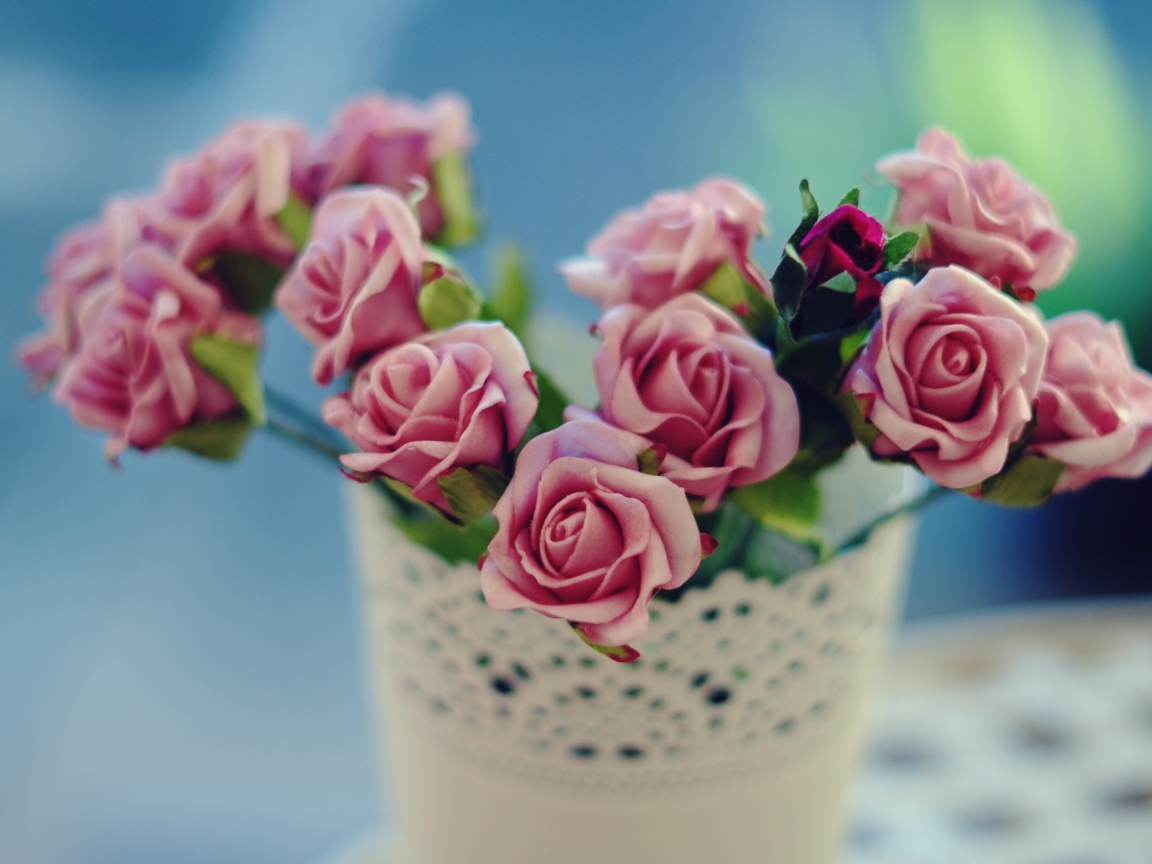 Beautiful Pink Roses In White Vintage Vase wallpaper 1152x864