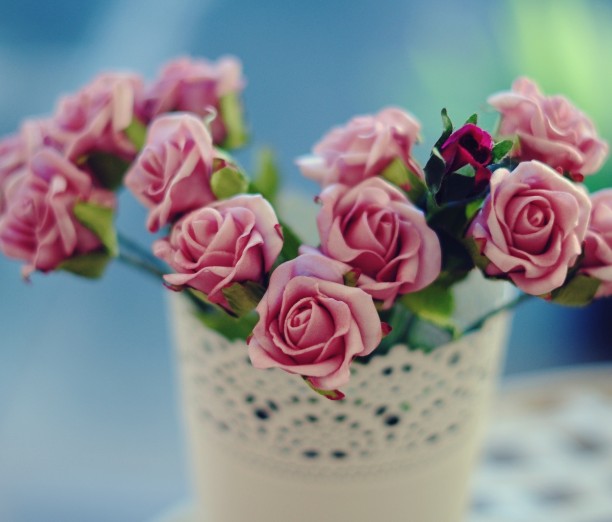 Beautiful Pink Roses In White Vintage Vase screenshot #1 1200x1024