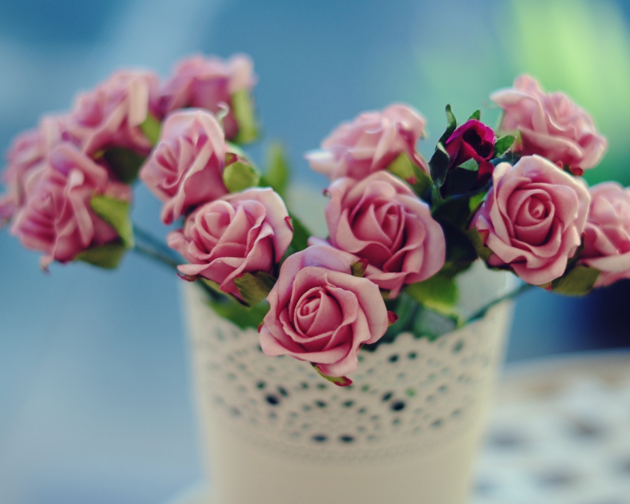 Sfondi Beautiful Pink Roses In White Vintage Vase 1280x1024
