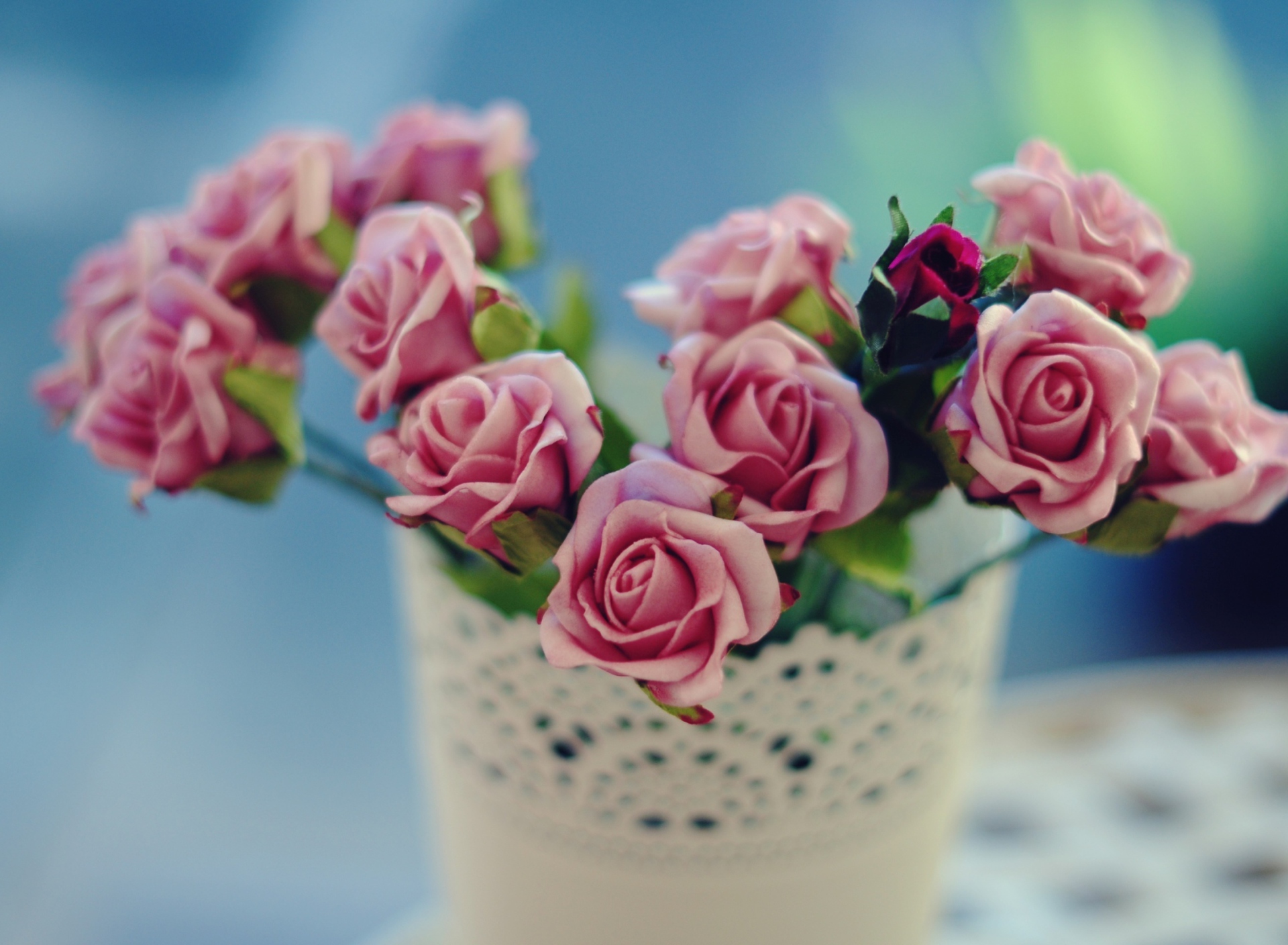 Beautiful Pink Roses In White Vintage Vase screenshot #1 1920x1408
