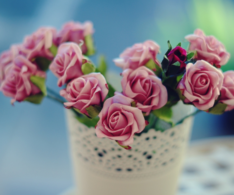 Обои Beautiful Pink Roses In White Vintage Vase 960x800