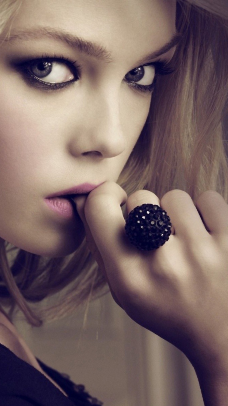 Screenshot №1 pro téma Fashion Girl With Big Black Ring 750x1334