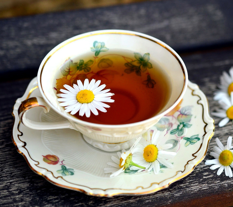 Tea with daisies wallpaper 960x854