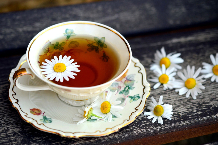 Tea with daisies wallpaper