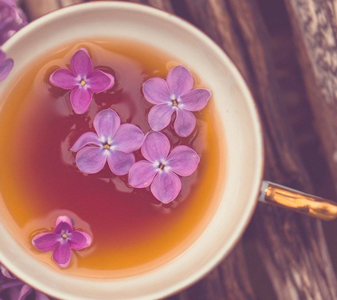Das Cup Of Tea And Lilac Flowers Wallpaper 1080x960