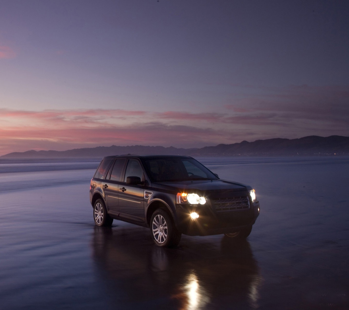 Das Car On Water At Sunset Wallpaper 1440x1280