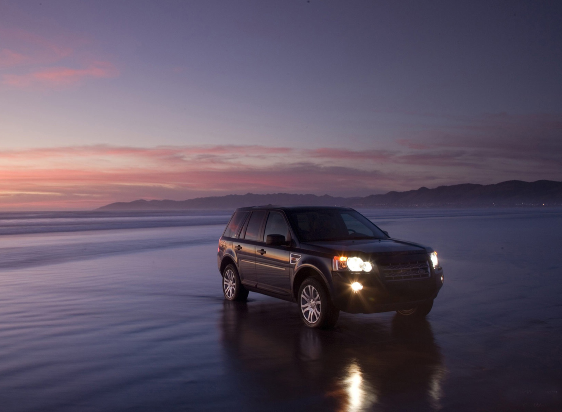 Fondo de pantalla Car On Water At Sunset 1920x1408