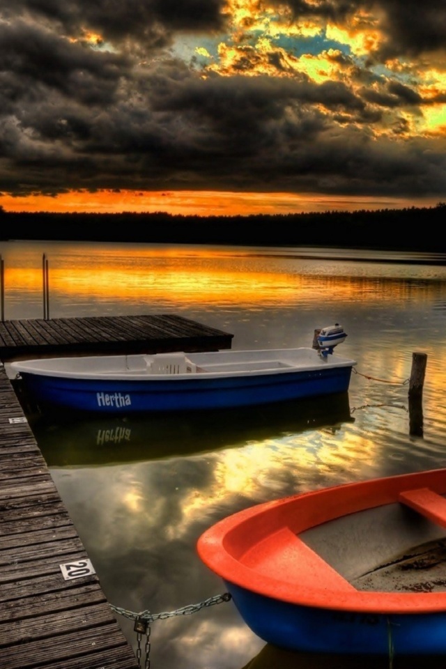 Sfondi Silent Evening Boats HD Wallpaper 640x960