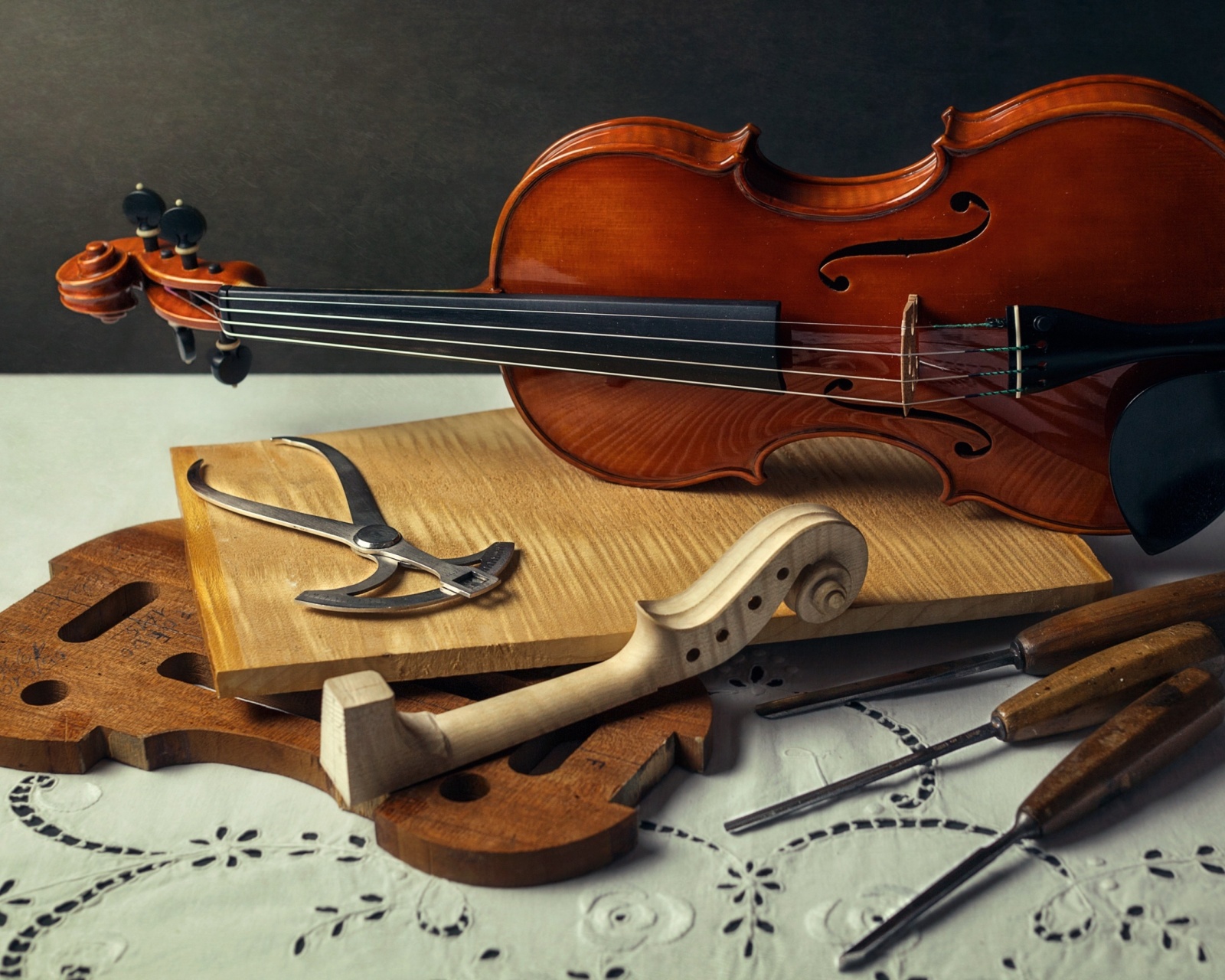 Violin making wallpaper 1600x1280