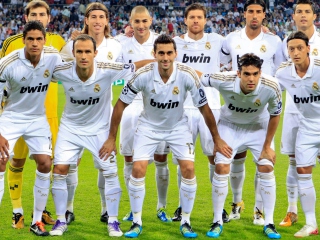 Real Madrid Team wallpaper 320x240