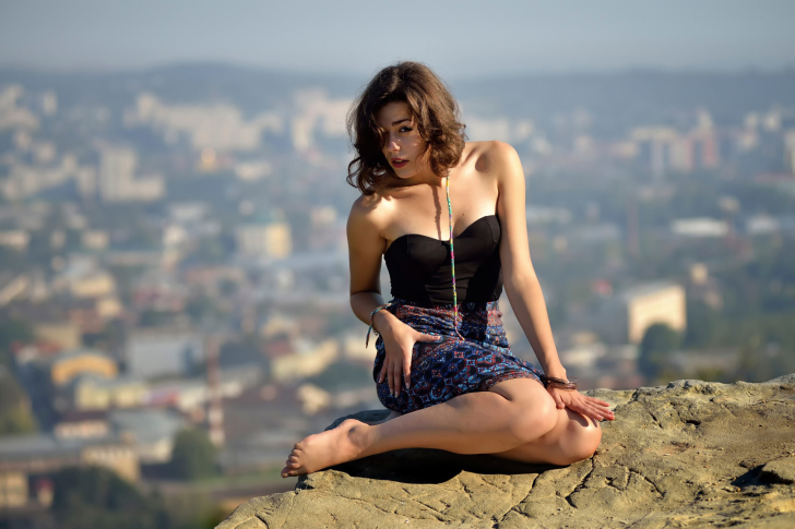 Sfondi Girl on Stone