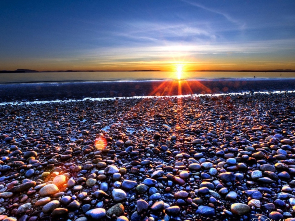 Sfondi Beach Pebbles In Sun Lights At Sunrise 1024x768