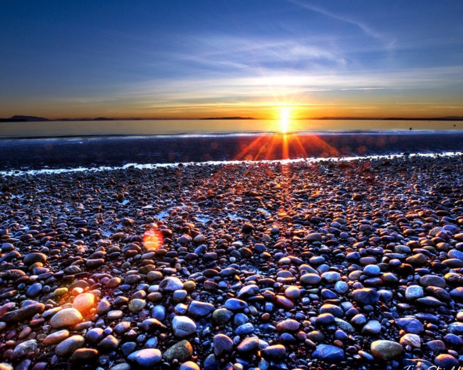 Fondo de pantalla Beach Pebbles In Sun Lights At Sunrise 1600x1280