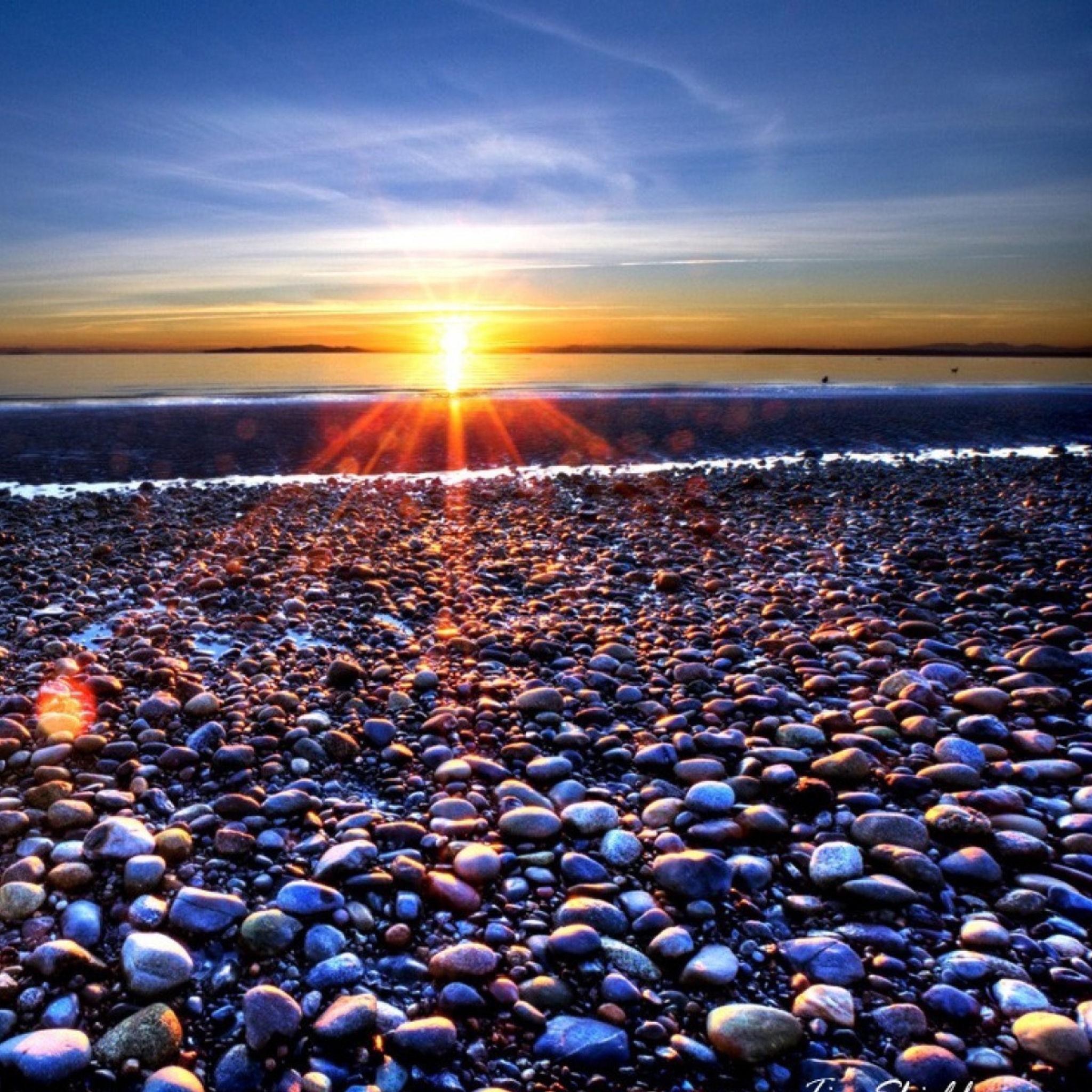 Fondo de pantalla Beach Pebbles In Sun Lights At Sunrise 2048x2048
