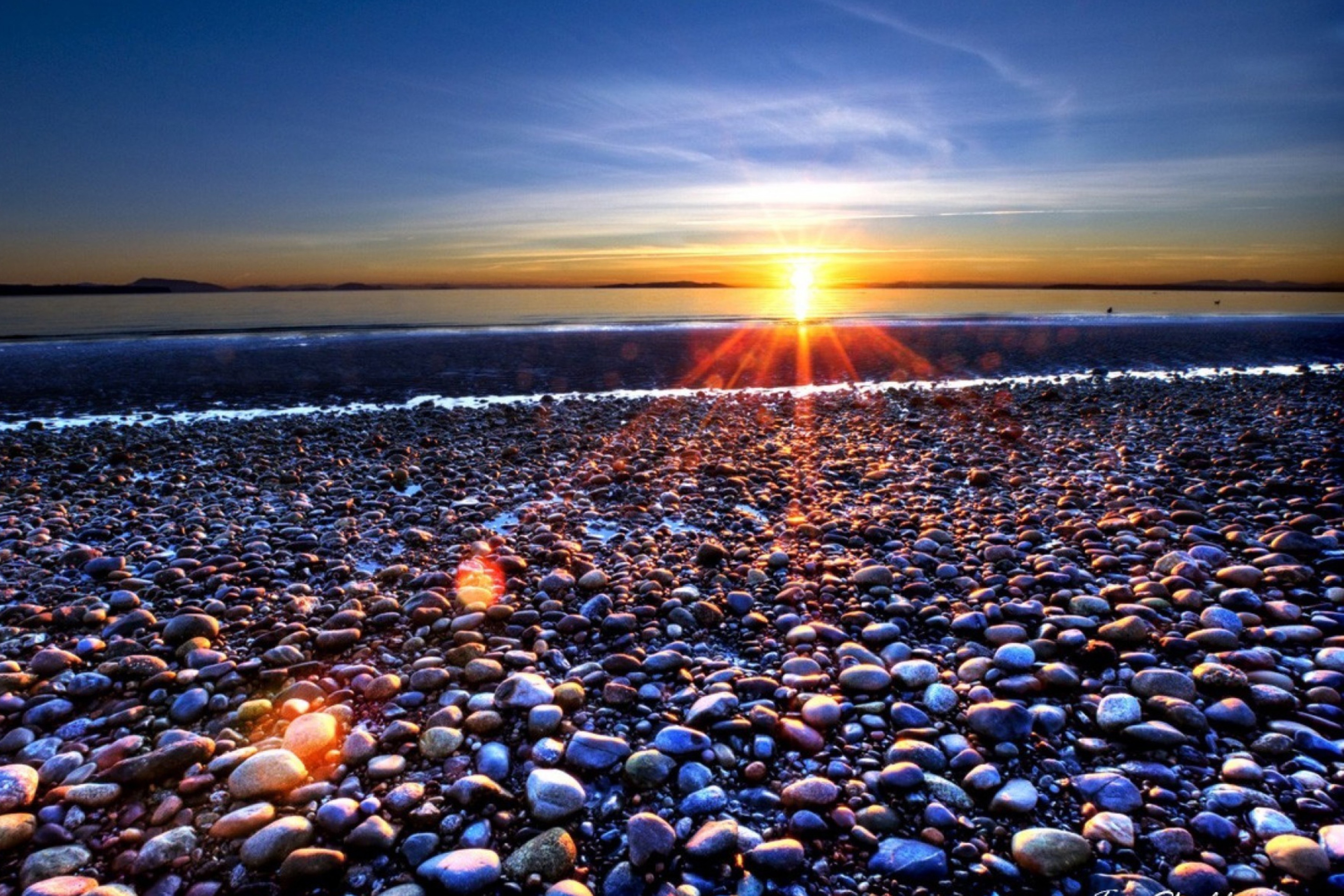 Обои Beach Pebbles In Sun Lights At Sunrise 2880x1920