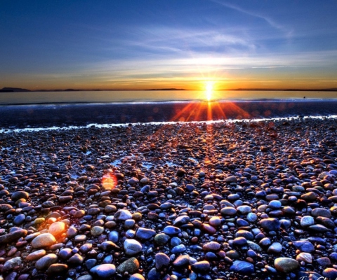 Sfondi Beach Pebbles In Sun Lights At Sunrise 480x400
