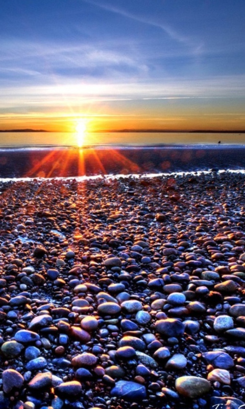 Das Beach Pebbles In Sun Lights At Sunrise Wallpaper 480x800