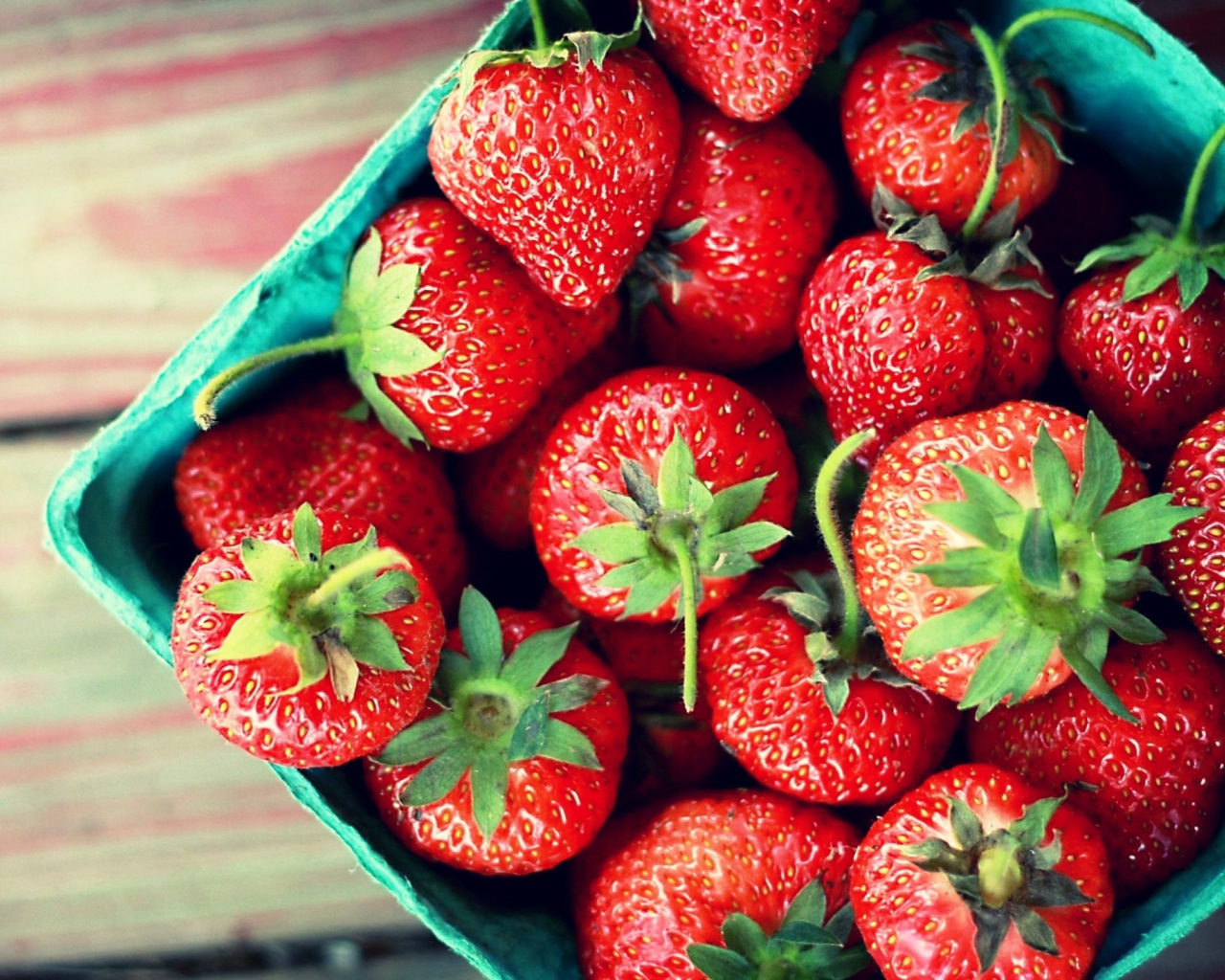 Fondo de pantalla Box Of Strawberries 1280x1024