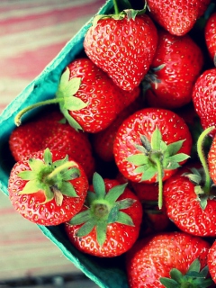 Fondo de pantalla Box Of Strawberries 240x320