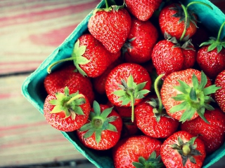Fondo de pantalla Box Of Strawberries 320x240