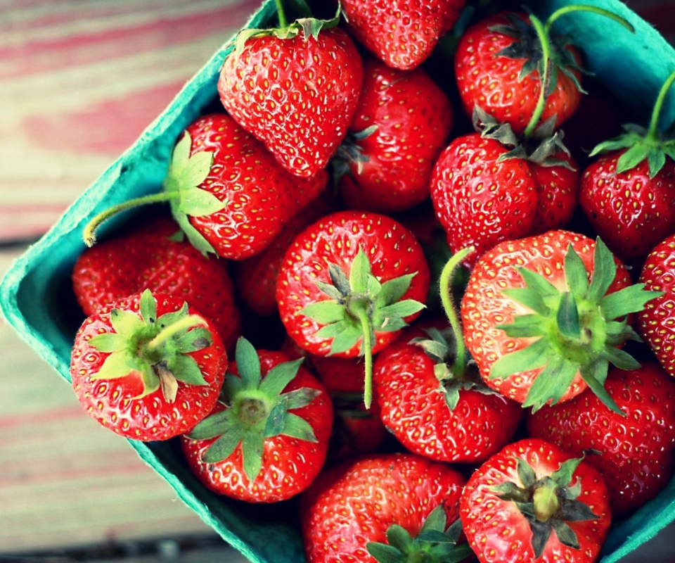 Обои Box Of Strawberries 960x800