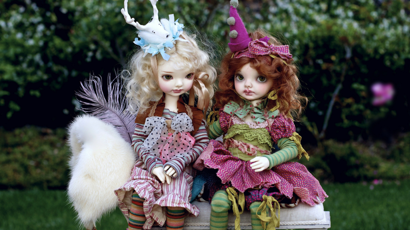 Обои Dolls In Creative Costumes 1366x768