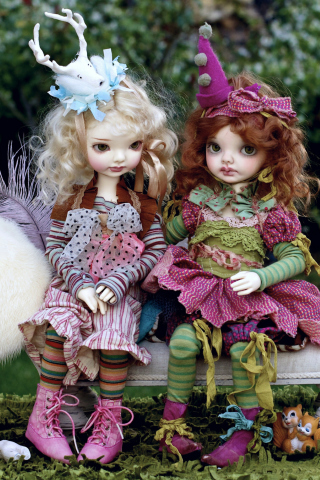 Обои Dolls In Creative Costumes 320x480